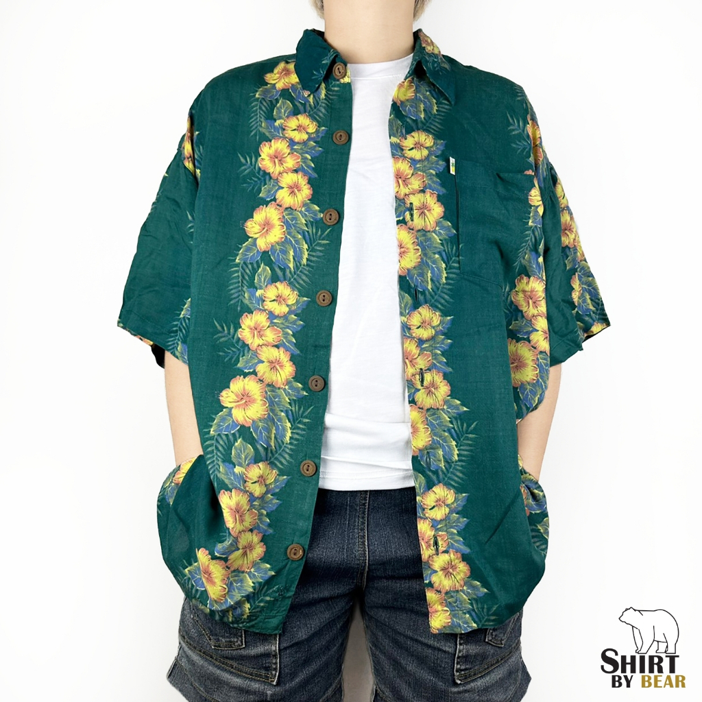 เสื้อฮาวายมือสอง Size XL (อก 46") แบรนด์ PINEAPPLE MOON เสื้อฮาวายหุ่นหมี🐻((สินค้ามีตำหนิ : ผ้าขาดใต้กระดุม ตามรูป))