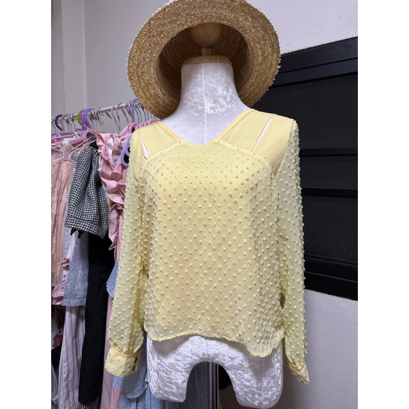 เสื้อแขนยาวสีเหลืองผ้าชีฟองลายนูนๆ