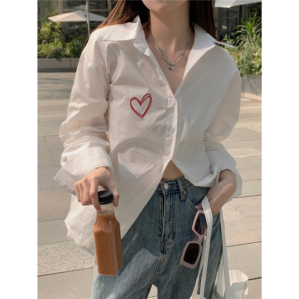 ล้างสต็อก CT2976 เสื้อเชิ้ตแขนยาว ทรงหลวมปักลายหัวใจ สไตล์ญี่ปุ่นเรียบง่าย แฟชั่นฤดูร้อน สําหรับผู้หญิง สีขาว