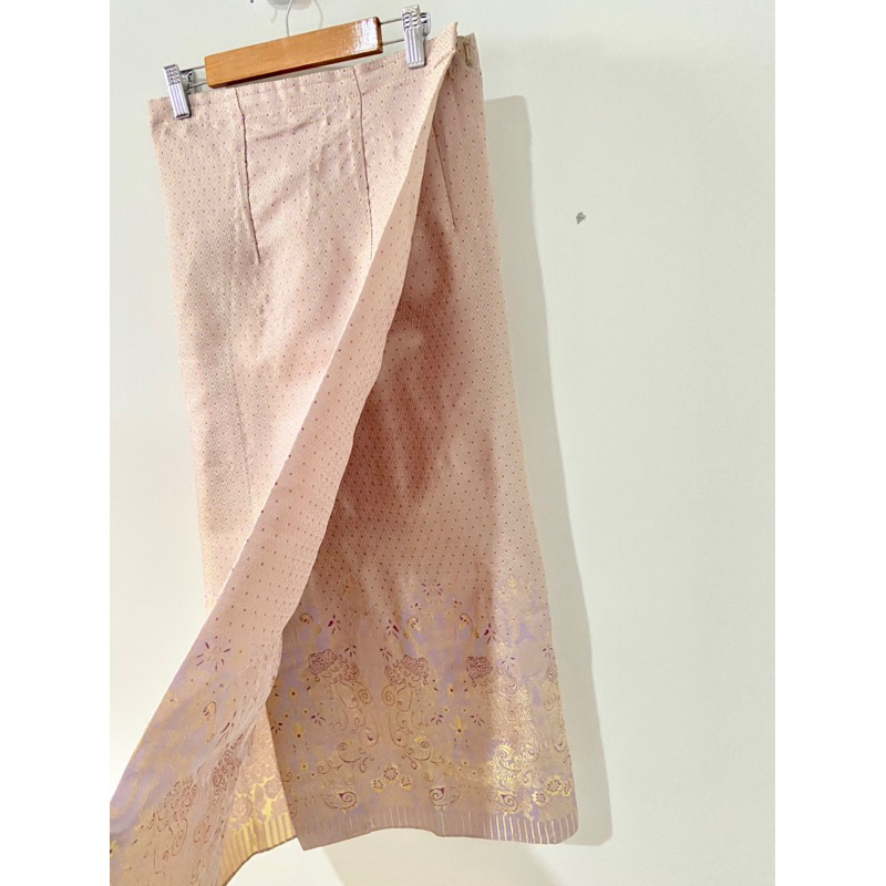 ผ้าถุงสำเร็จรูปลายไทย สีม่วงอ่อน แบบป้ายตะขอ