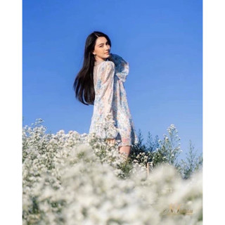 Mini Dress เดรสตัวสั้นน่ารัก ตัวเดรสเป็นผ้าลูกไม้ซ้อนด้วยผ้าพิมพ์ลายดอกไม้
