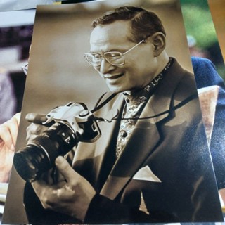 ภาพโปสเตอร์สี พระบรมรูป ในหลวง รัชกาลที่ 9 บนกระดาษแข็ง มี 8 ภาพ