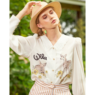 Wila-Mule Shirt เสื้อเชิ้ตสีขาวตัวตรงยาว แขนยาวพอง ปกลูกไม้ ช่วงหน้าพิมพ์ลายในธีม Deer Darling และ Wila Logo กระดุมผ่าหน