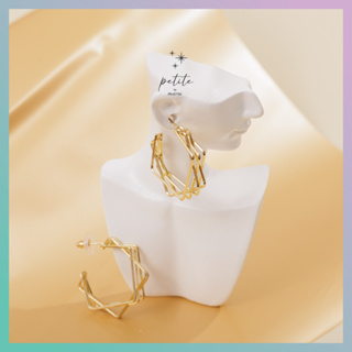 [petite by PRAKYRE] Dash Loop Earring-ต่างหูห่วงลายเส้นกราฟฟิกสีทอง แบบเรียบหรู มีสไตล์