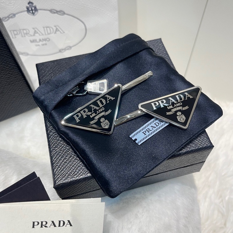 New Prada Hair Clip สีดำ อุปกรณ์ กล่อง ถุงผ้า การ์ด ถุงกระดาษ rec.