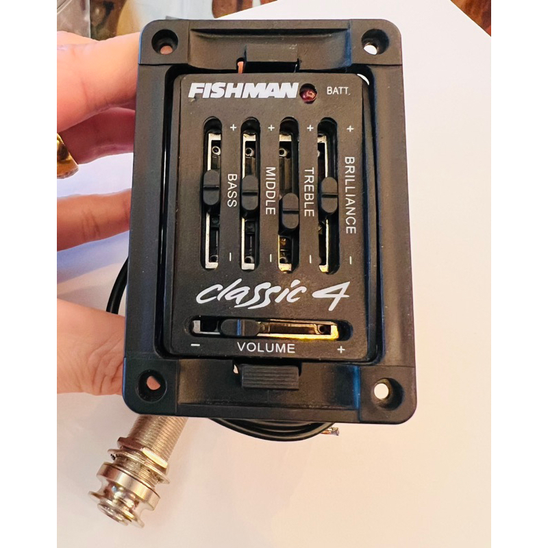 Fishman Classic 4 acoustic piezo แบบสไลด์มี 4 สไปรับจูนเสียง  พร้อมปุ่ม Volume งานเสียงกระหึ่มสุดๆรับประกันให้เลยค่ะ