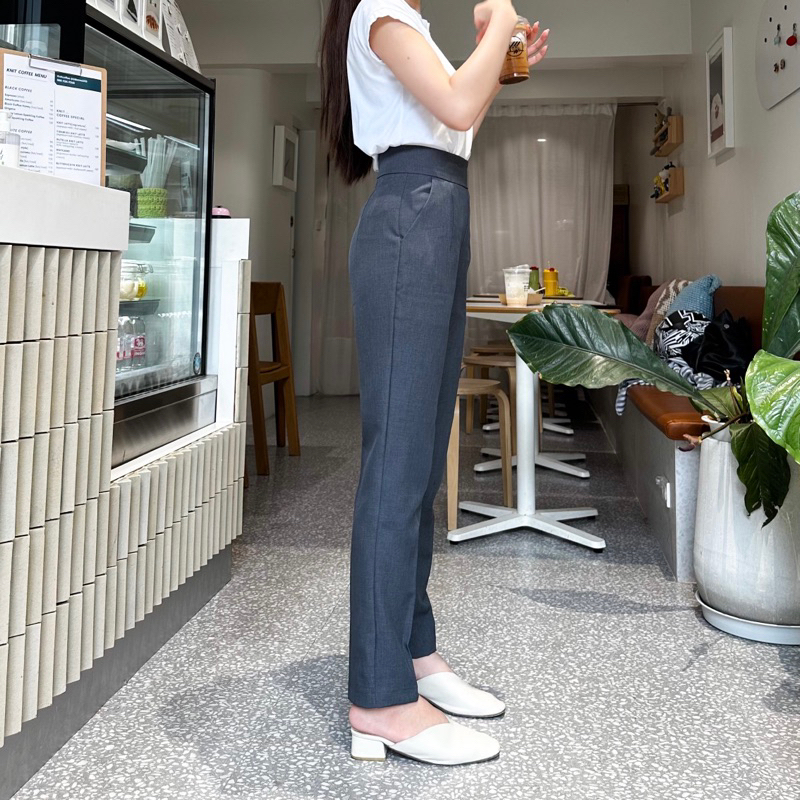 New กางเกงขายาว ดีเทลซิปหลัง ทรงบอยสลิม 10 ส่วน ผ้าโซดา ผ้าไม่ยืดเเนะนำให้เผื่อไซส์ มีหลายสีให้เลือก