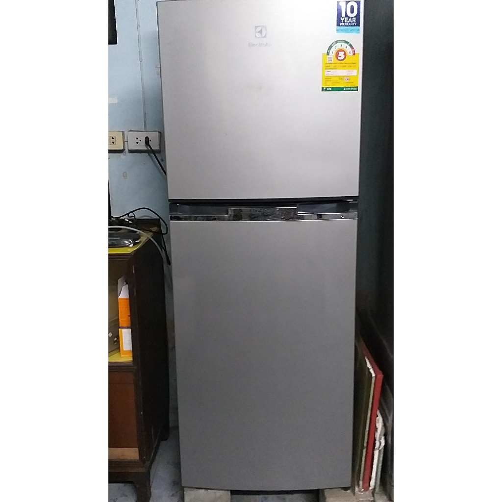 ตู้เย็น Electrolux รุ่น ETB2300MG 8 คิว 2 ประตู สีเงิน มือสอง เครื่องใช้งานที่บ้าน สภาพดีมาก ทักแชทคุยก่อนค่ะ