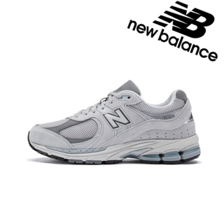 New Balance 2002R ของแท้ 100% รองเท้าผ้าใบแบบย้อนยุคที่ดูดซับแรงกระแทกไม่ลื่นสีเทาเมฆด้านบน