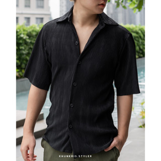 Khunkris.Styler - เสื้อพลีท แขนสั้น สีดำ Pleated Short-Sleeve Shirt Black