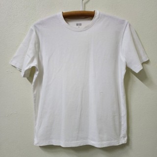 เสื้อยืดสีขาว Uniqlo รอบอก 38" มือสอง