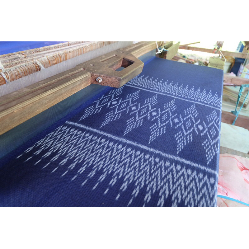 ผ้าฝ้ายมัดหมี่ทอมือ 4 ตะกอ ลายจี้เพชร สีน้ำเงิน ร้านนิภาผ้าไทย เนื้อลายลูกแก้ว ใส่เป็นถุง หรือตัดชุด ความยาว 2ม.