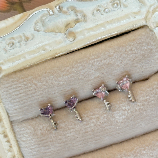 Suwann.na [ราคาต่อคู่] ต่างหู ต่างหูเงินแท้ กุญแจ สีม่วง, ชมพู