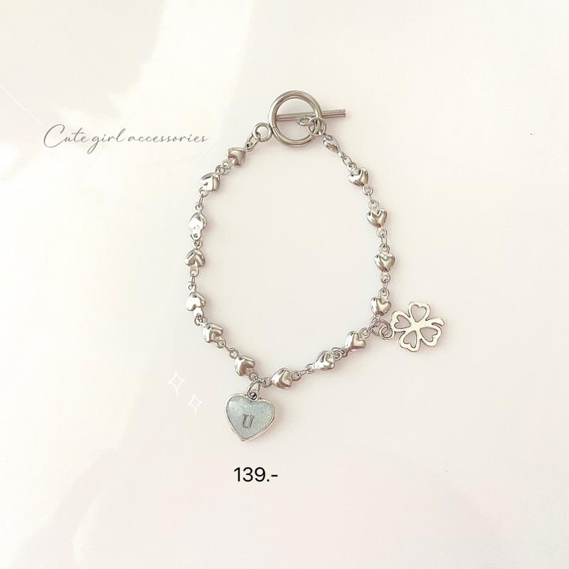 SJ023 สร้อยข้อมือสแตนเลส ประดับจี้อักษร+ใบโคลเวอร์ 🍀✨(📍รบกวนแจ้งสีพื้นหลัง+ตัวอักษร A-Z ในแชทด้วยนะคะ )