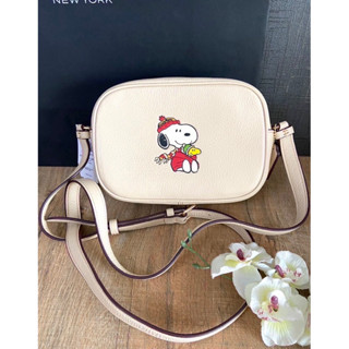 (ผ่อน0%) กระเป๋าสะพายข้าง Coach X Peanuts Mini Jamie Camera Bag With Snoopy Cuddle Motif CF249 หน้งแท้สีขาว สนู้ปปี้