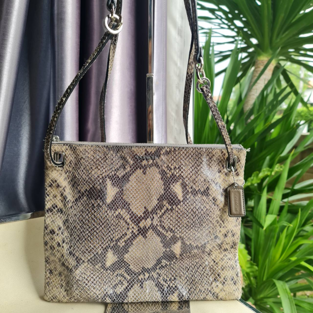 กระเป๋า coach หนังงู สีเทาด้านในสะอาดสายสะพายปรับสั้นยาวได้