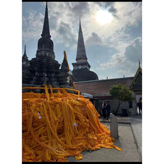 ผ้าห่มเจดีย์ ผ้าห่มพระธาตุ เนื้อผ้าไม่มัน เขียนชื่อได้ สีเหลืองทอง ยกม้วน40หลา-100เมตร