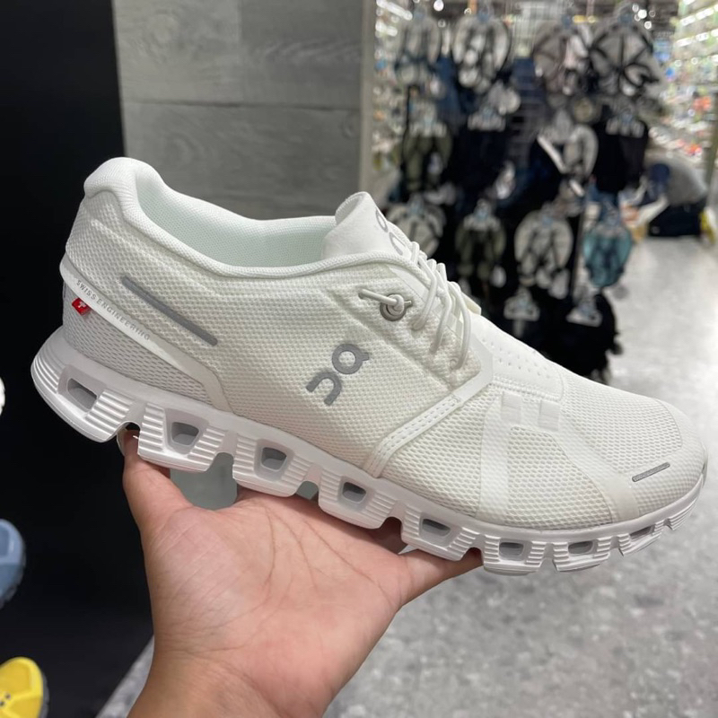 ON Cloud 5 ของแท้จากญี่ปุ่น รุ่นนี้เดินดีมาก พื้นหนึบ สปริงกำลังดี ไม่นุ่มยวบ กระจายน้ำหนักดี
