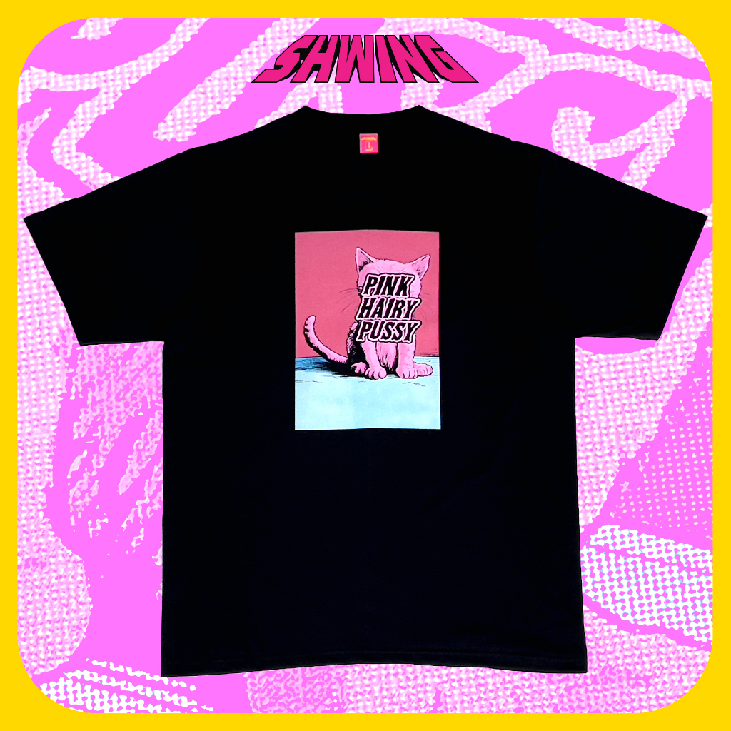 SHWING เสื้อยืด สกรีนสีกัด 😻PINK PUSSYCAT😻 ไม่ย้วย หนานุ่ม Cotton100% UNISEX ไม่เป็นแผ่น รีดทับได้