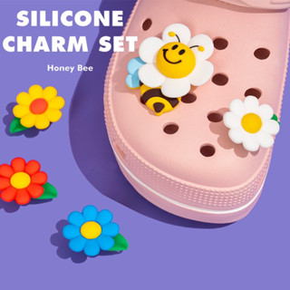 Wiggle Honey Bee Silicone Charm Set / ชุดตัวติดรองเท้าผึ้ง และ ดอกไม้ 5ชิ้น (ถุงส้ม)