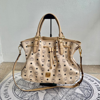 กระเป๋า MCM มือสอง ของแท้ สภาพสวย ไม่มีตำหนิ ทรงจีบ Visetos Drawstring Bucket Bag Beige