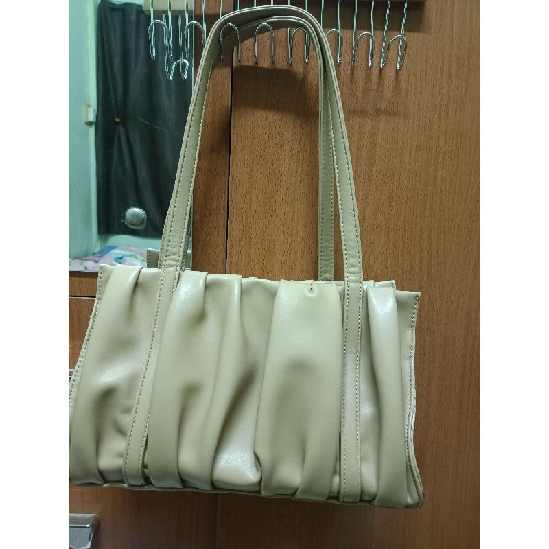 กระเป๋าสะพายมือสอง ยี่ห้อJust.in.case สีเบท