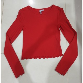 เสื้อยืด crop top สีแดงสดใส แบรนด์แท้100% จากห้างไทย แต่งชายน่ารักมากๆ [มือ2]