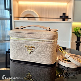 PRADA BOX BAG รุ่นใหม่จากแบรนด์ Prada กับทรง Mini Box ขนาดกำลังดี อยู่ทรงสวยมากกกก อะไหล่ทองทั้งใบ สีครีม