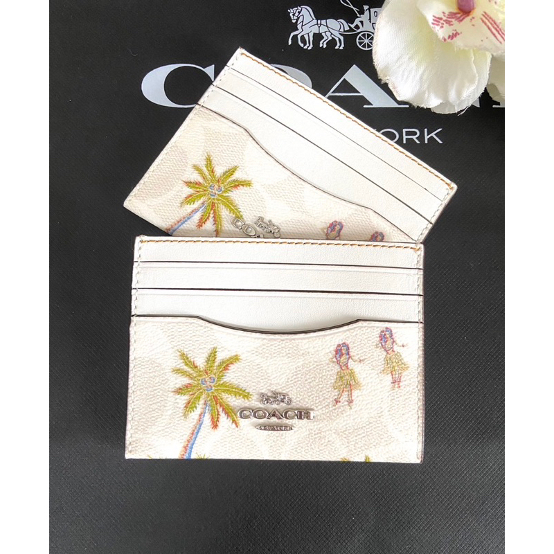 กระเป๋าใส่บัตร ใส่เหรียญ พวงกุญแจ Coach Slim Id Card Case In Signature Canvas With Hula Print CK390 สีขาว ต้นมะพร้าว