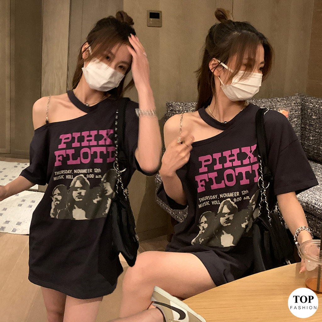 พร้อมส่งไทย ราคาถูก เสื้อยืดคอเสื้อตัดเป็นสายแขนสั้นทรงใหญ่ คอกว้างเปิดไหล่ แต่งสายโซ่ สกรีน PIHXFLOTD