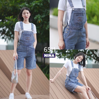 เอี๊ยมยีนส์สามส่วน งานขาพับ ทรงสวย งานปักลายน่ารักๆ  สียีนส์ฟอกอ่อนกำลังดี ตัดกับลายปักด้ายทองเก๋สุด