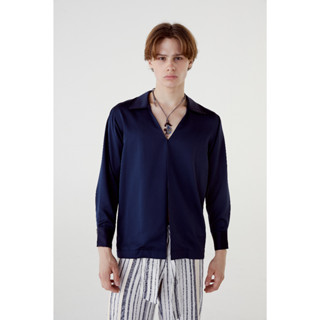 (LEISURE PROJECTS) LOW V-NECK SILK SHIRT เสื้อเชิ๊ตคลุมเเขนยาว คอวี ผ้าSILK SATIN ดีเทลตะขอเกี่ยว 1 ตัวที่อกบน