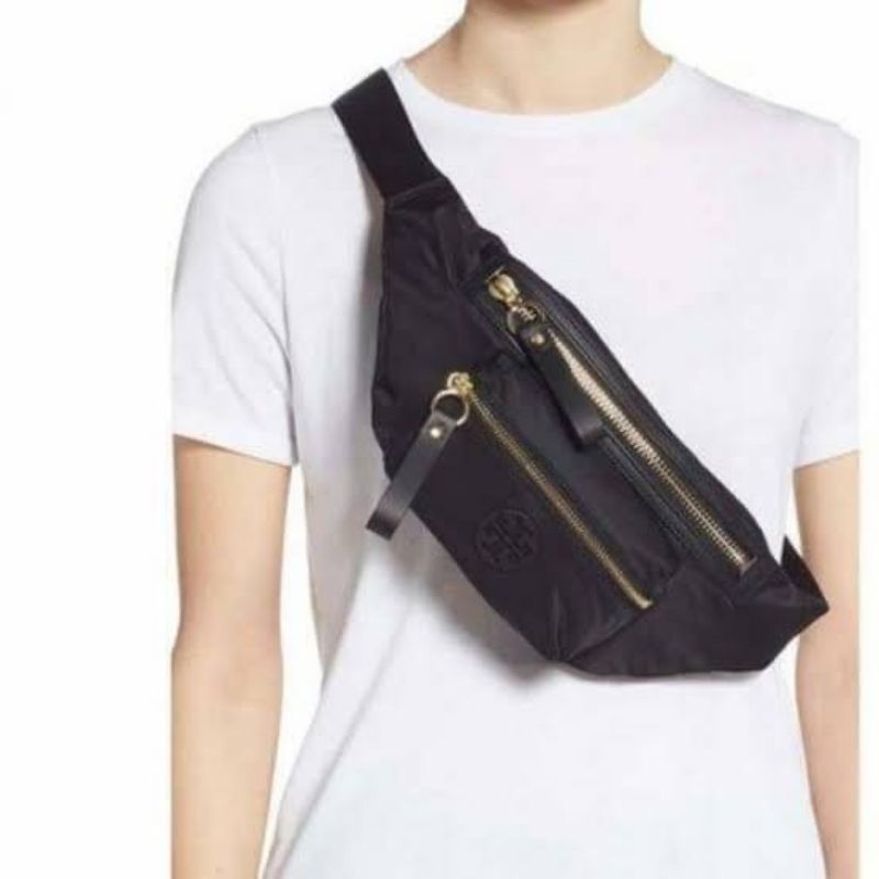 กระเป๋าคาดอกสีดำ สวย เท่ห์ ใช้งานได้คล่อง น้ำหนักเบา 

Tory Burch Belt Bag
Black (black)