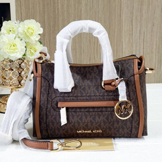 มีสองสี Michael Kors Carine Extra-Small Logo Satchel 35F2GCCC5B