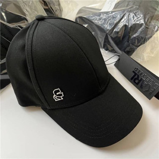 หมวกรุ่นSignature Cap จากแบรนด์ KARL LAGERFELD