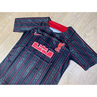 เสื้อทีมLV x เลอบรอน เจมส์  ( ดำ/แดง ) 22-23