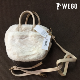 [ฟรีค่าจัดส่ง ก.ย.] กระเป๋า WEGO จากญี่ปุ่น สีขาวครีม ขนฟูนุ่ม พร้อมสายยาวถอดได้ *ป้ายครบ