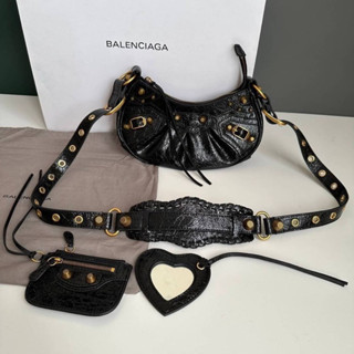 Balenciaga Le Cagole XS Shoulder • ขนาด 26*12 cm. • สายปรับระดับตามรูเข็มขัด • หนังแท้ • กระจก และกระเป๋าใบจิ๋วคู่ใจ