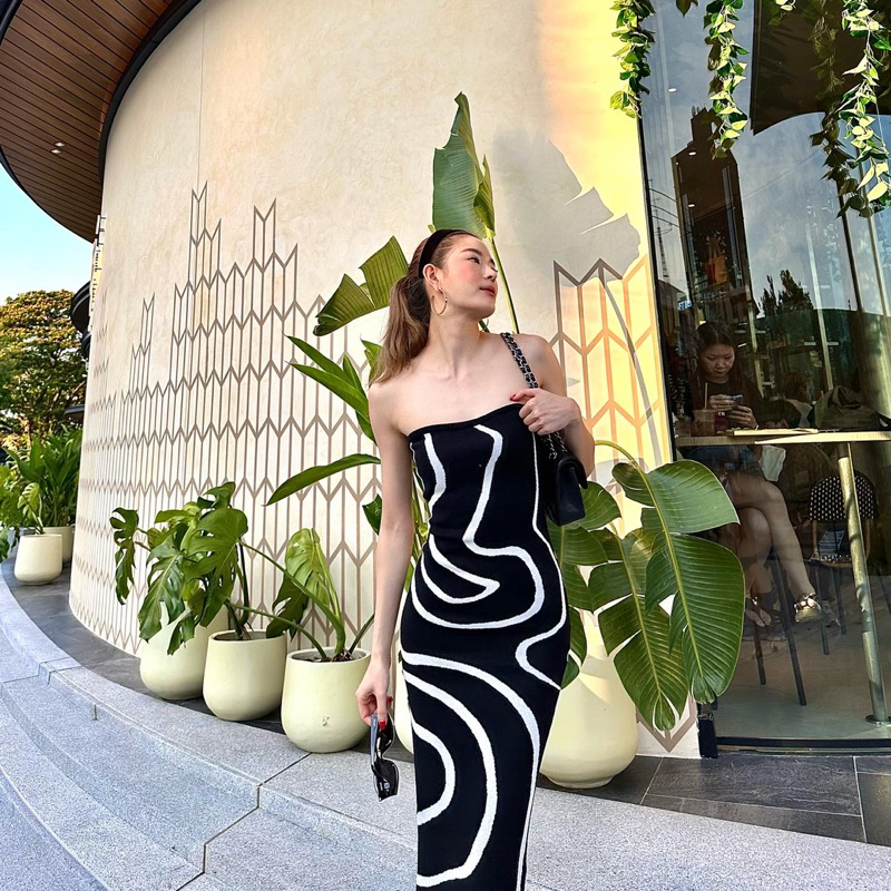 Tracy Dress เดรสเกาะอกลายเส้น