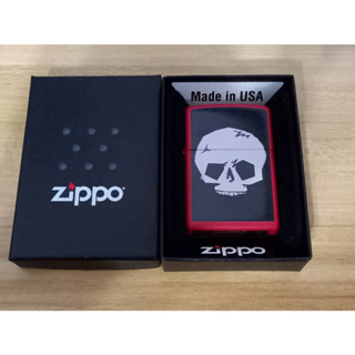 ZIPPO 233  KULL   RED MATTE COLOR IMAGE   สีแดง เมทาลิคลายแบบสกรีน  ปี2015  ถังในตรงปี    ของใหม่ไม่ผ่านการใช้งาน