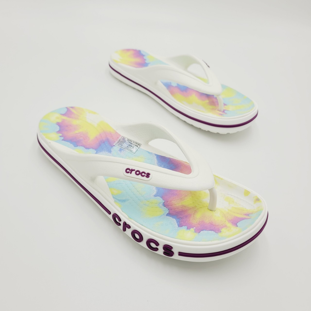 รองเท้าลำลองแฟชั่น แบบหนีบ สไตล์ Crocs Bayaband Tie-Dye Mania Flip (Unisex)