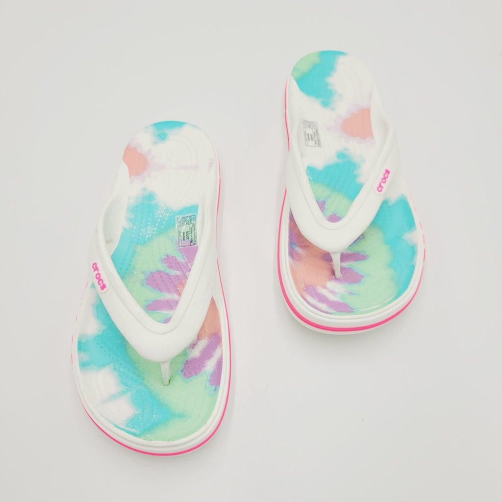 รองเท้าลำลองแฟชั่น แบบหนีบ สไตล์ Crocs Bayaband Tie-Dye Mania Flip (Unisex)