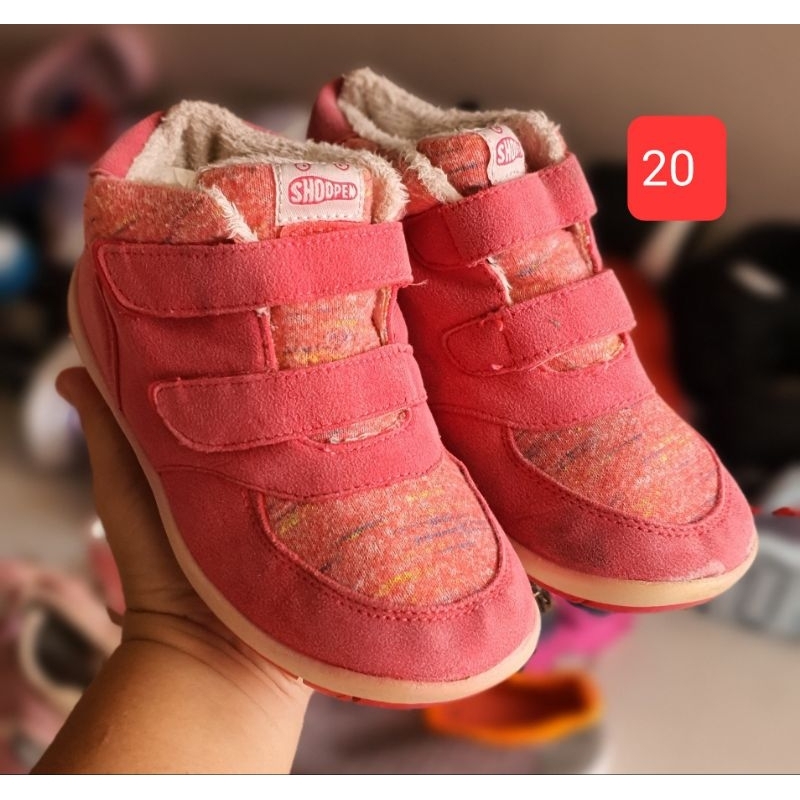 รองเท้าผ้าใบ ยาว 20 cm.