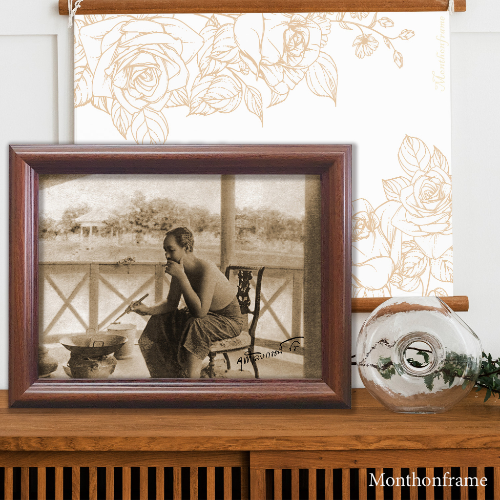 กรอบรูปพร้อมภาพ พระบรมฉายาลักษณ์+ ยอดฮิต ขนาดประมาณ 7x11 นิ้ว เสริมฮวงจุ้ย ของขวัญ ไม้คิ้วลายไม้ 061