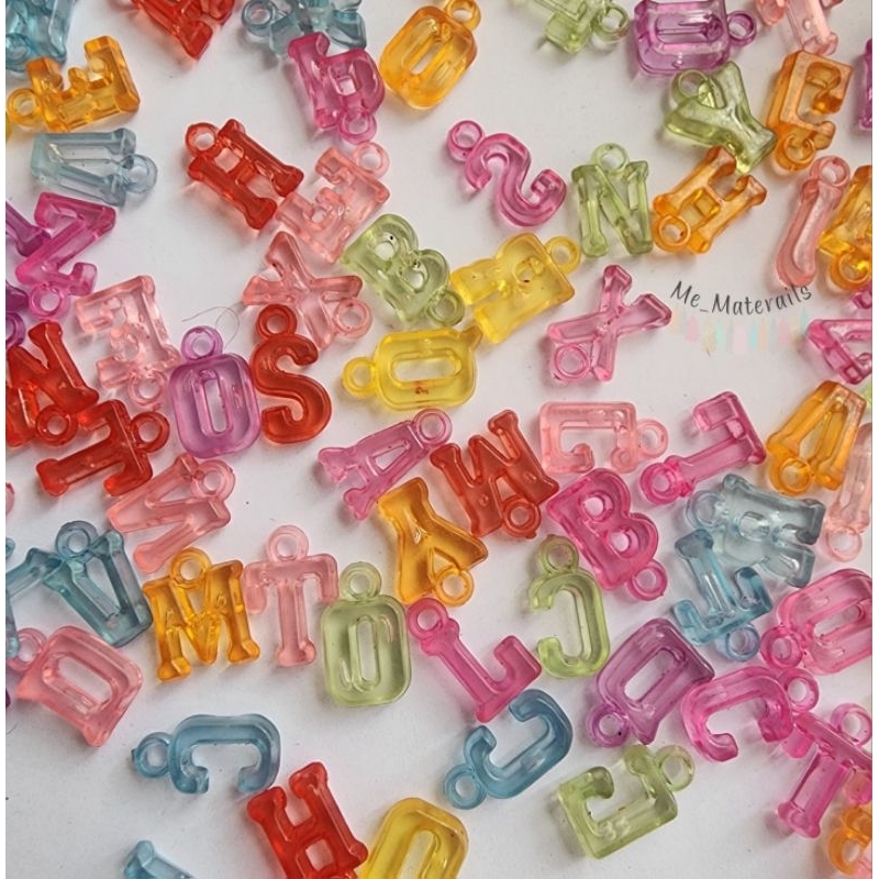 จี้ตัวอักษร ABC - Z คละสี แพค 100 ชิ้น