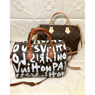 กระเป๋าสะพายข้าง ทรงหมอน lv speedy 30 ขนาดประมาณฐาน12นิ้วสูง8นิ้ว มือสองพร้อมใช้