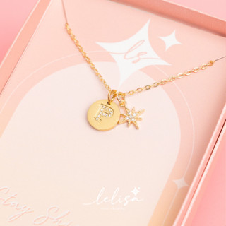 [Code: ‘KBKQR ลด 130.-] LELISA - Golden Charming Necklace - สร้อยดาวแปดแฉกพร้อมจี้ตัวอักษรตัวอักษรสแตนเลสสีทอง