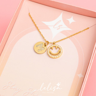 [Code: ‘KBKQR ลด 130.-] LELISA - Golden Smiley Necklace - สร้อยคอสมายลี่พร้อมจี้ตัวอักษรสแตนเลสสีทองประดับคริสตั