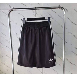 BALENCIAGA X ADIDAS LOGO-PRINT TRACK SHORTS กางเกงขาสั้นเอวยางยืด แบรนด์บาลองเซียก้า และอดิดาส