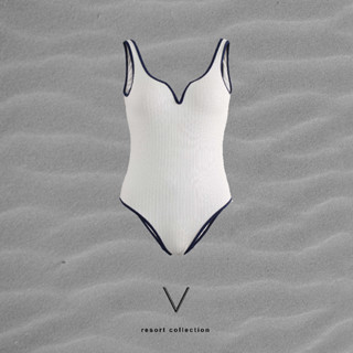 RESORT COLLECTION 2023 WHITE TRIM NAVY SWIMMINSUIT ชุดว่ายน้ำขาวกุ้นน้ำเงินใส่ว่ายน้ำมีฟองน้ำในตัว